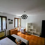 Casa Singola Con Spazio Auto E Giardino