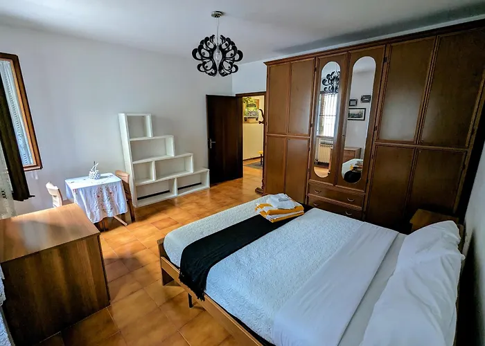 Casa Singola Con Spazio Auto E Giardino