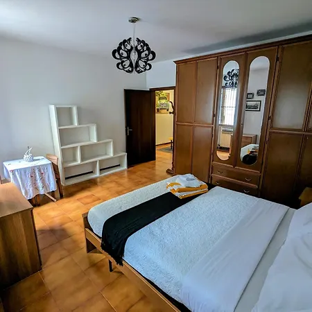Casa Singola Con Spazio Auto E Giardino